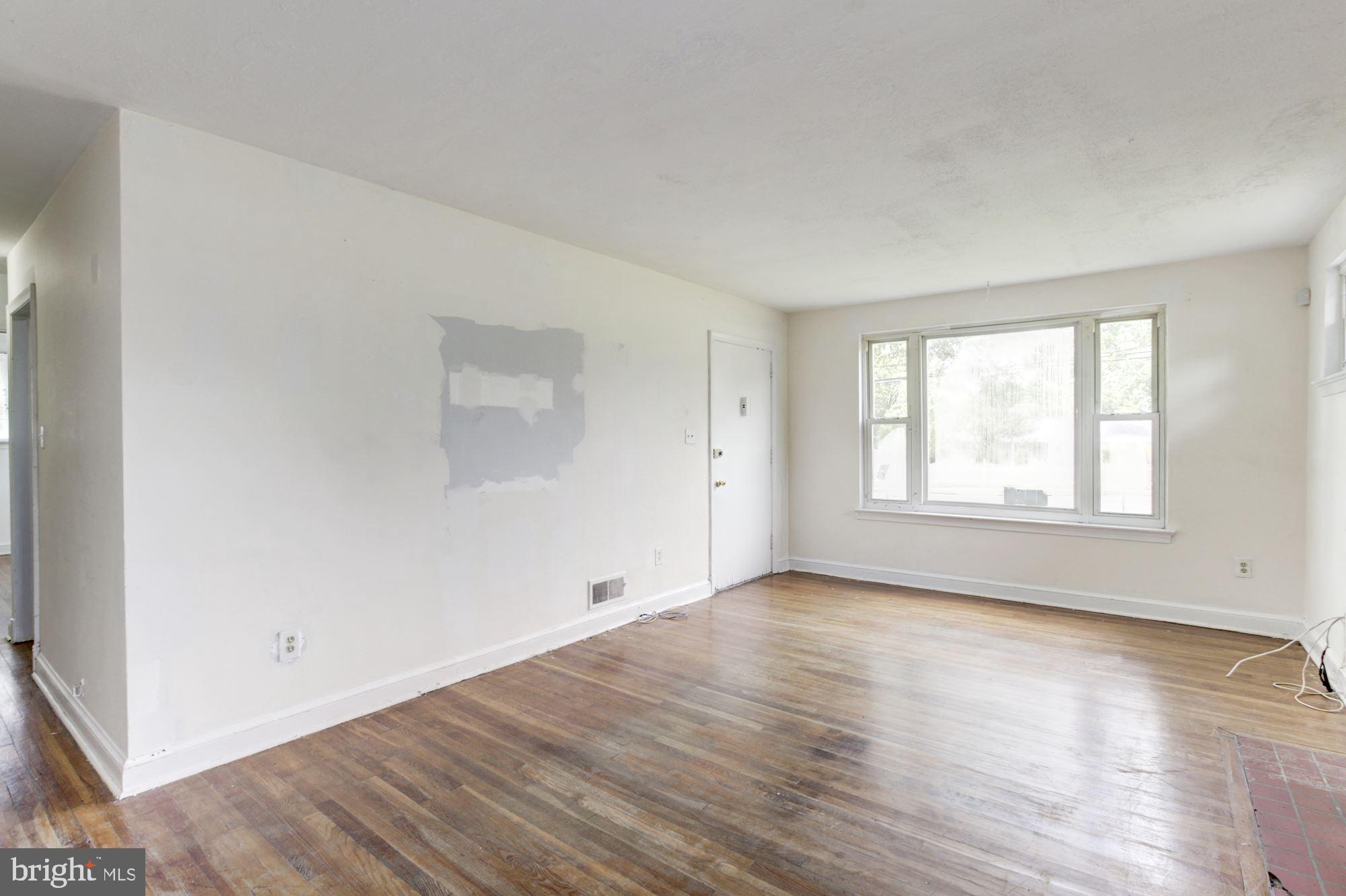 8537 Riggs Road Hyattsville, MD 20783 - Photo 11 of 31 Living Room
