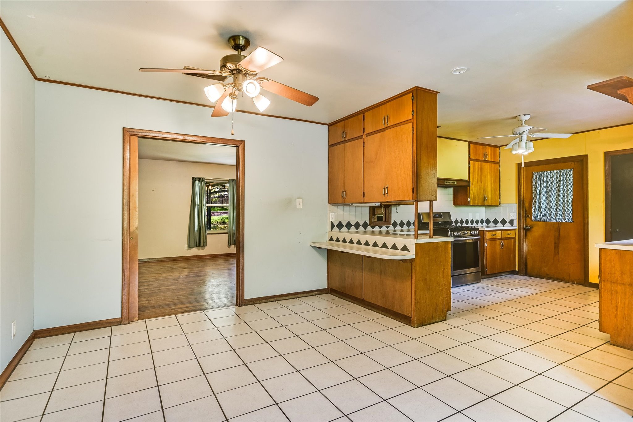 502 Sunset Circle Austin, TX 78704 - Photo 8 of 27 Dining area in kitchen