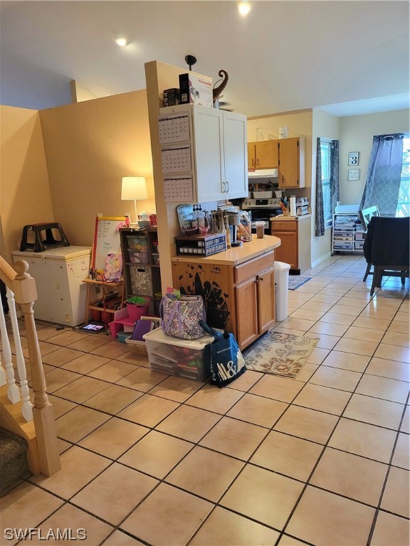 17520 Braddock Road Fort Myers, FL 33967 - Photo 11 of 31 a living room with a couch and a table
