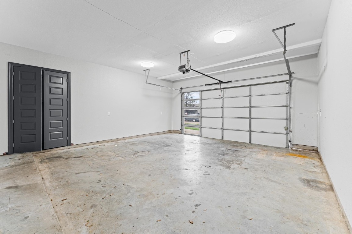 5215 Kelso Street Houston, TX 77021 - Photo 15 of 47 a view of a garage