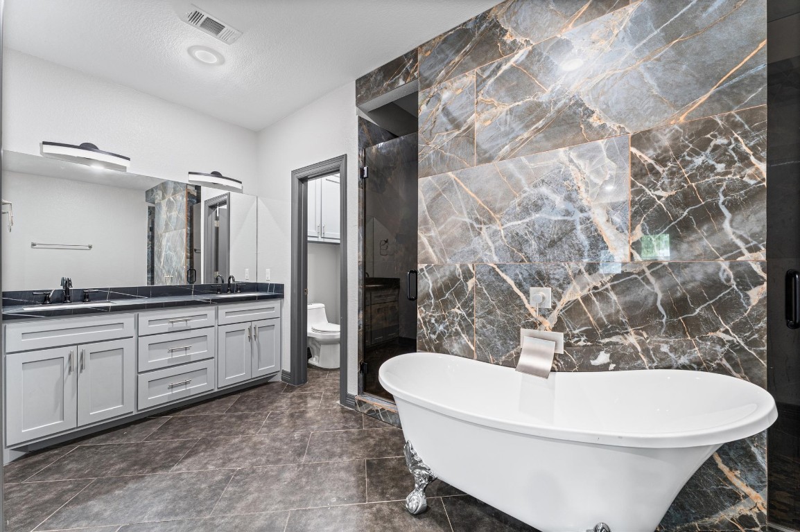 5215 Kelso Street Houston, TX 77021 - Photo 22 of 47 a bathroom with a sink and mirror