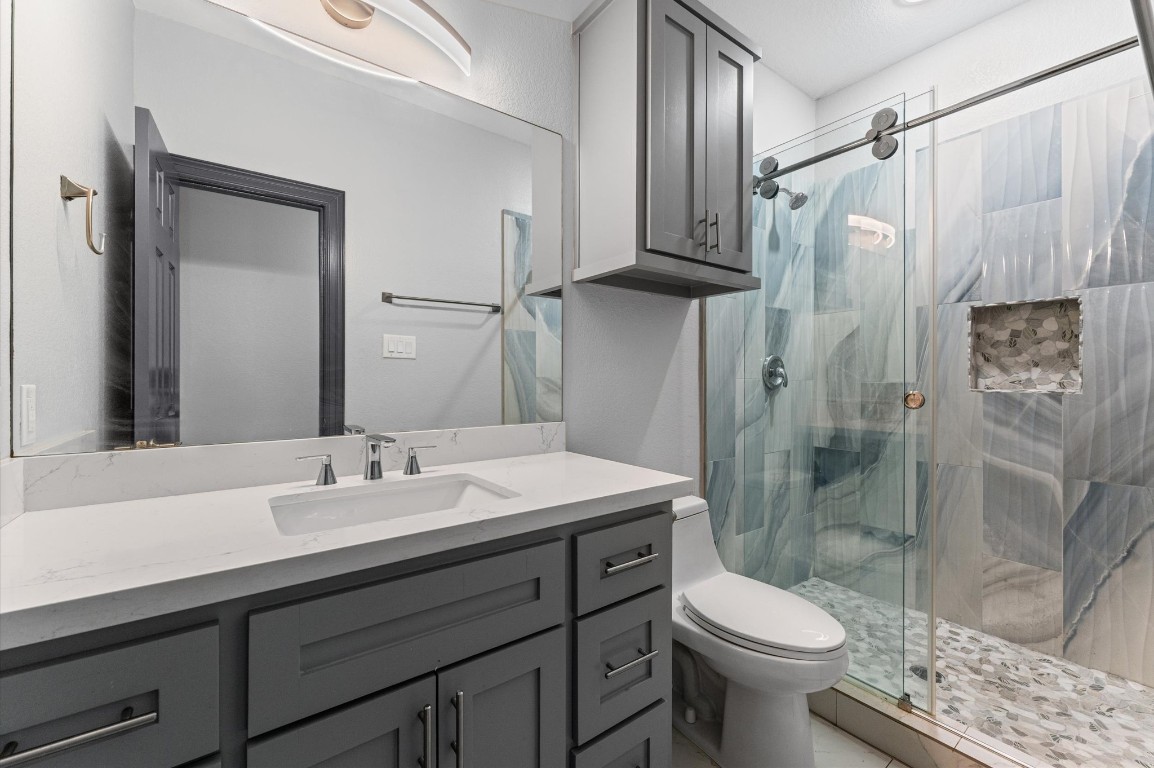 5215 Kelso Street Houston, TX 77021 - Photo 30 of 47 a bathroom with a sink a toilet and shower