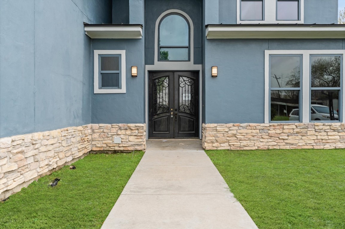 5215 Kelso Street Houston, TX 77021 - Photo 3 of 47 a front view of a house with garden