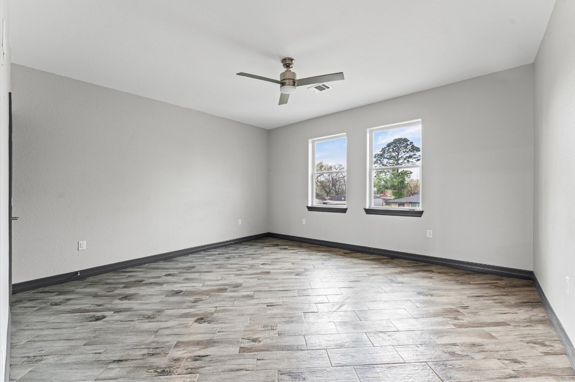 5215 Kelso Street Houston, TX 77021 - Photo 36 of 47 an empty room with windows and ceiling fan
