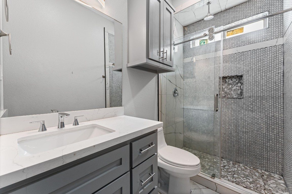 5215 Kelso Street Houston, TX 77021 - Photo 43 of 47 a bathroom with a sink toilet and shower
