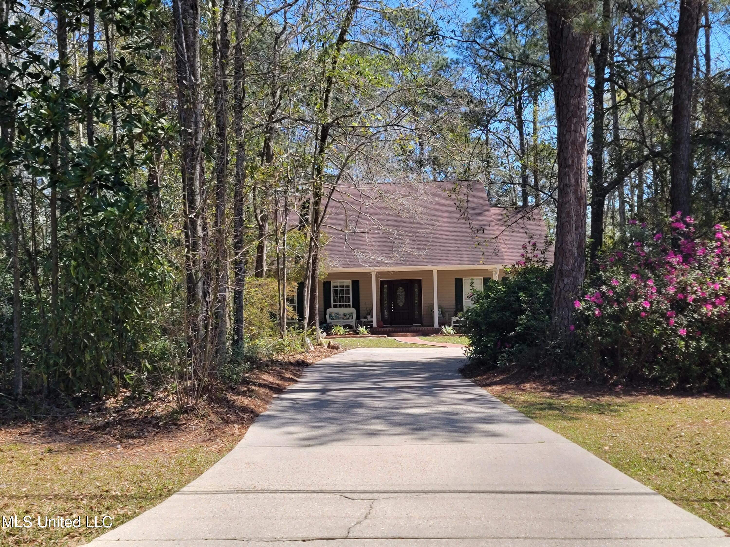 5540 Roxane Street Gautier, MS 39553 - Photo 3 of 35 Front driveway loop for guests