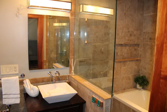 $329,900 | 5000 South East End Avenue, Unit 24A, Chicago, IL 60615