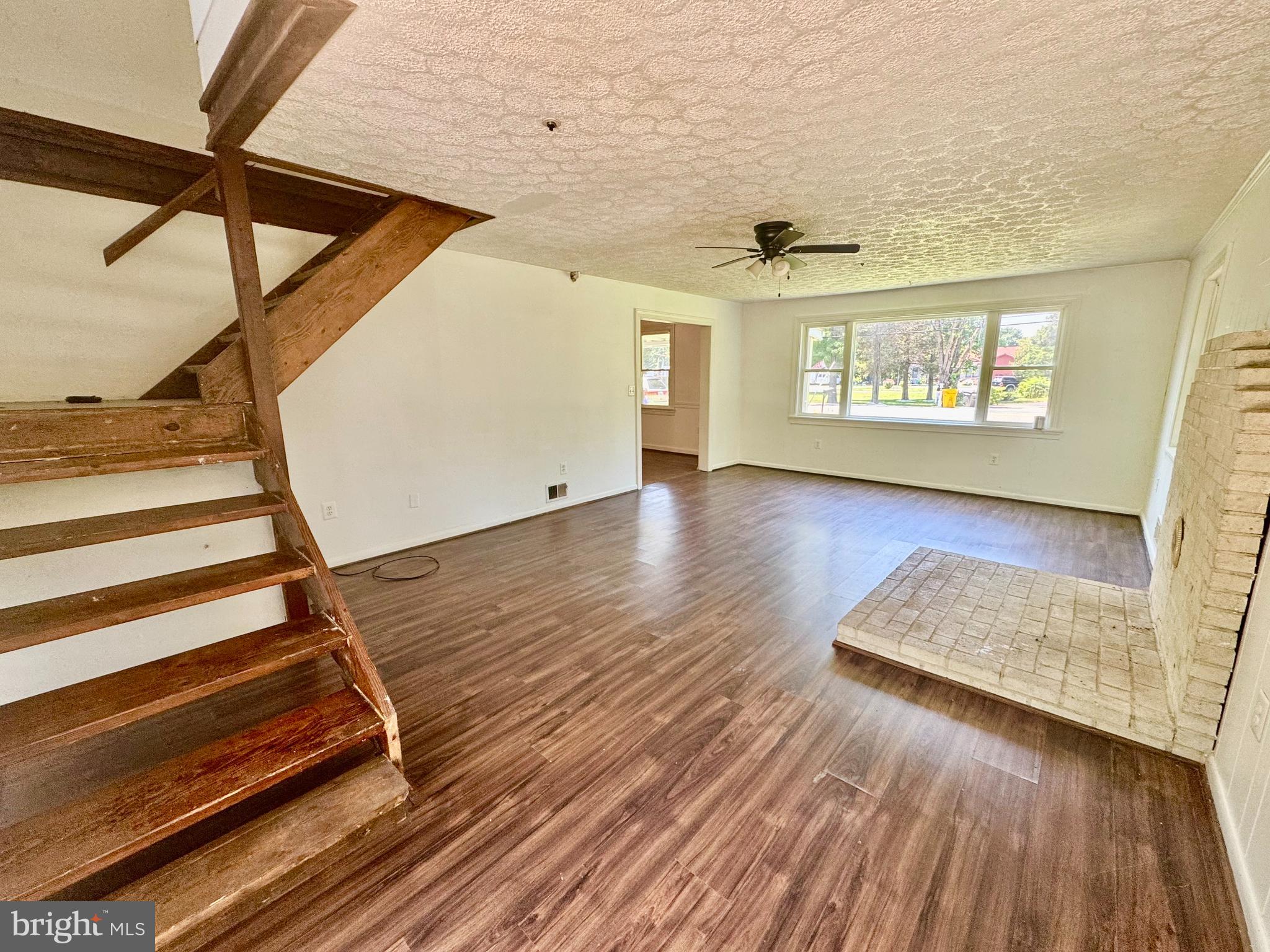 6201 Shady Side Road Shady Side, MD 20764 - Photo 11 of 24 Living room
