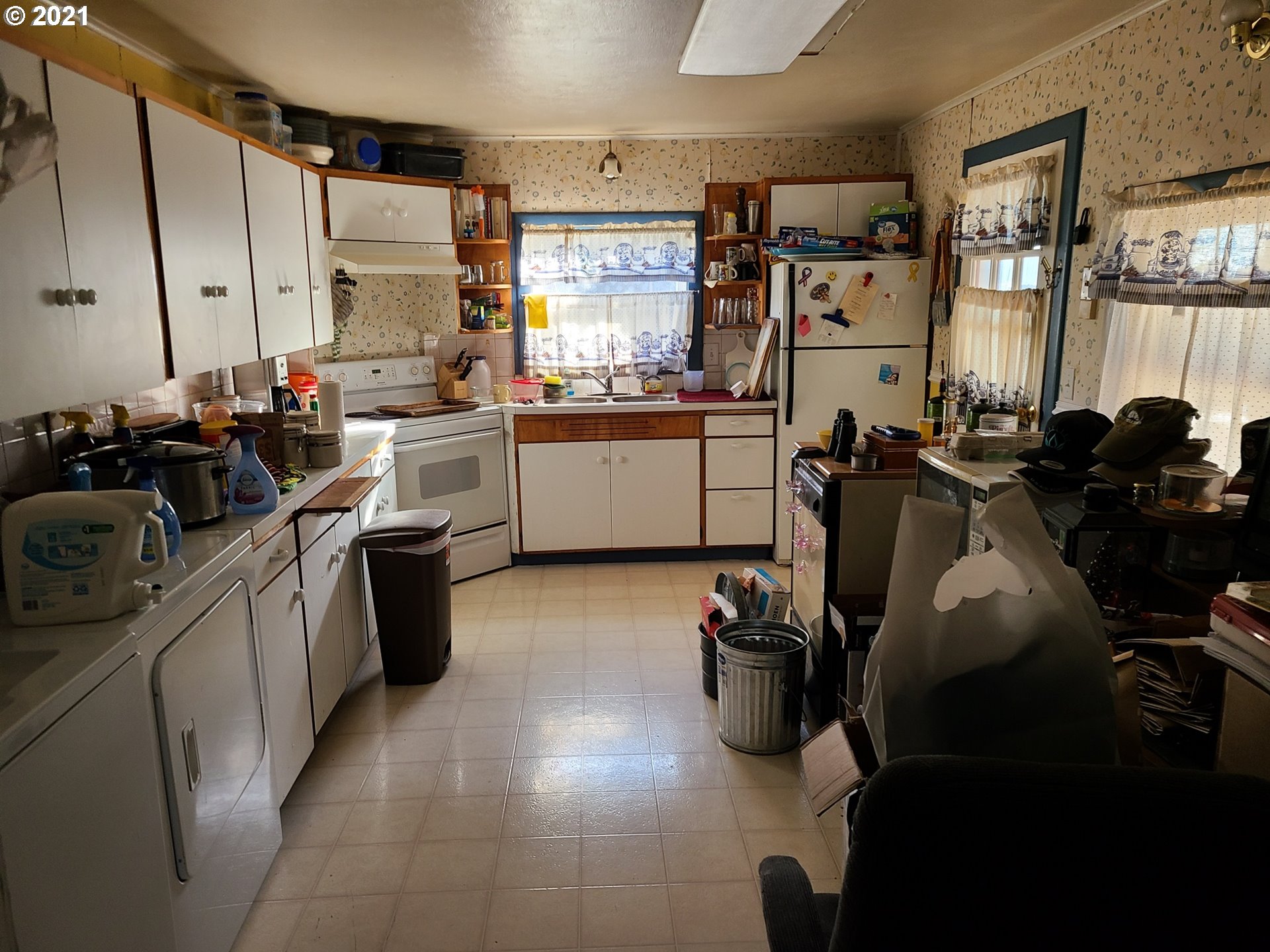 2875 Mosby Creek Road Cottage Grove, OR 97424 - Photo 11 of 14 a kitchen that has a sink a stove and a refrigerator