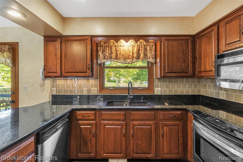 1387 Royal Crescent Street Rochester Hills, MI 48306 - Photo 7 of 33