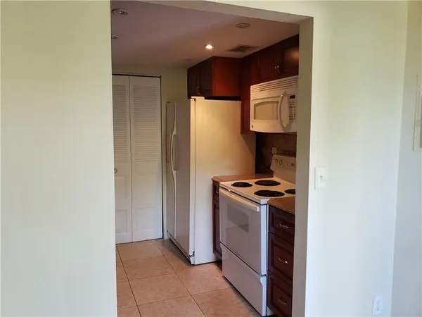 $1,490 | 500 Northeast 2nd Street, Unit 425, Dania Beach, FL 33004