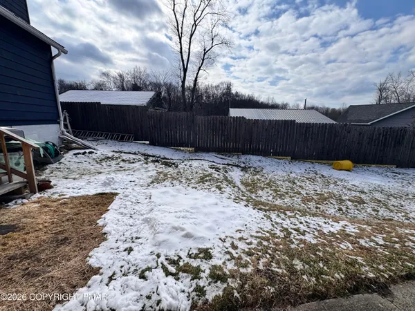 a view of a backyard