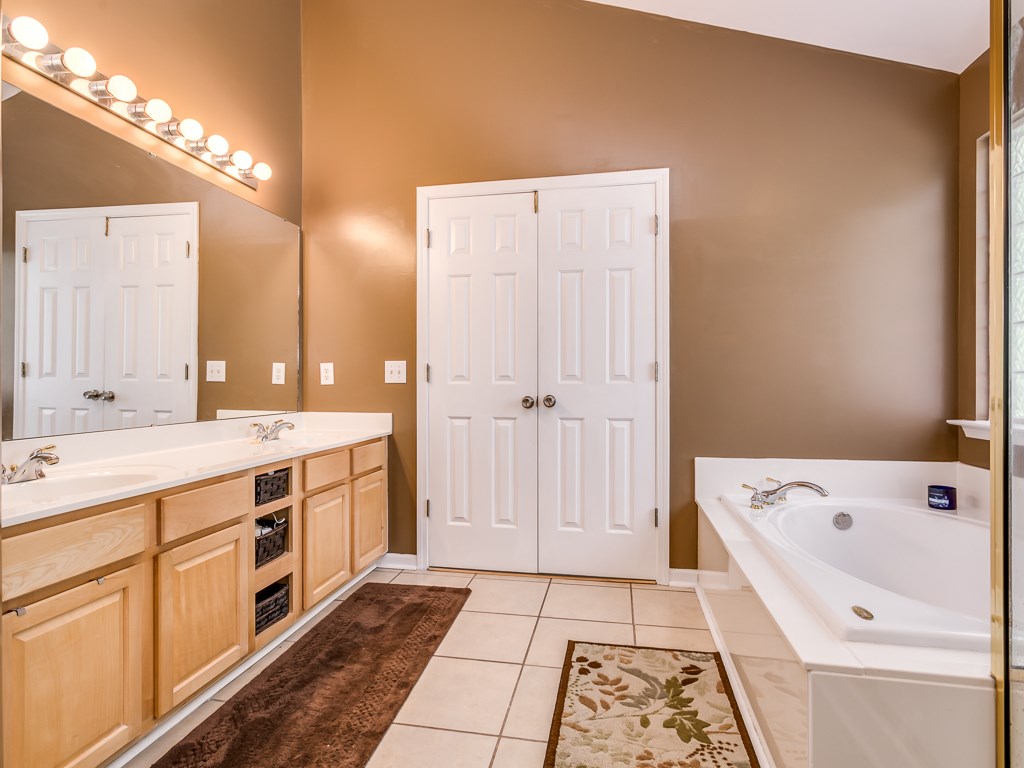 122 Timberleaf Drive Duncan, SC 29334 - Photo 12 of 25 Master Bathroom