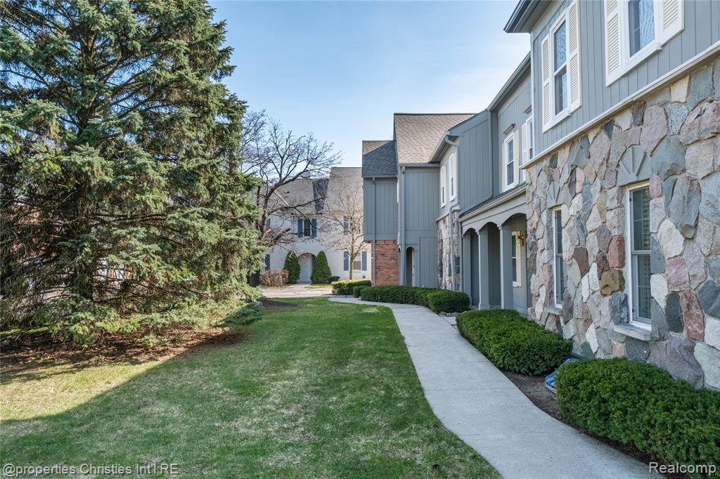 1695 Huntington Park Rochester Hills, MI 48309 - Photo 1 of 54