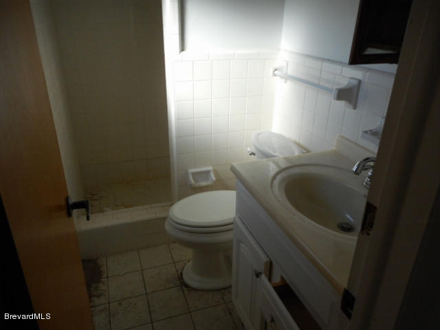 2660 Lakemont Road Melbourne, FL 32934 - Photo 7 of 9 Bathroom