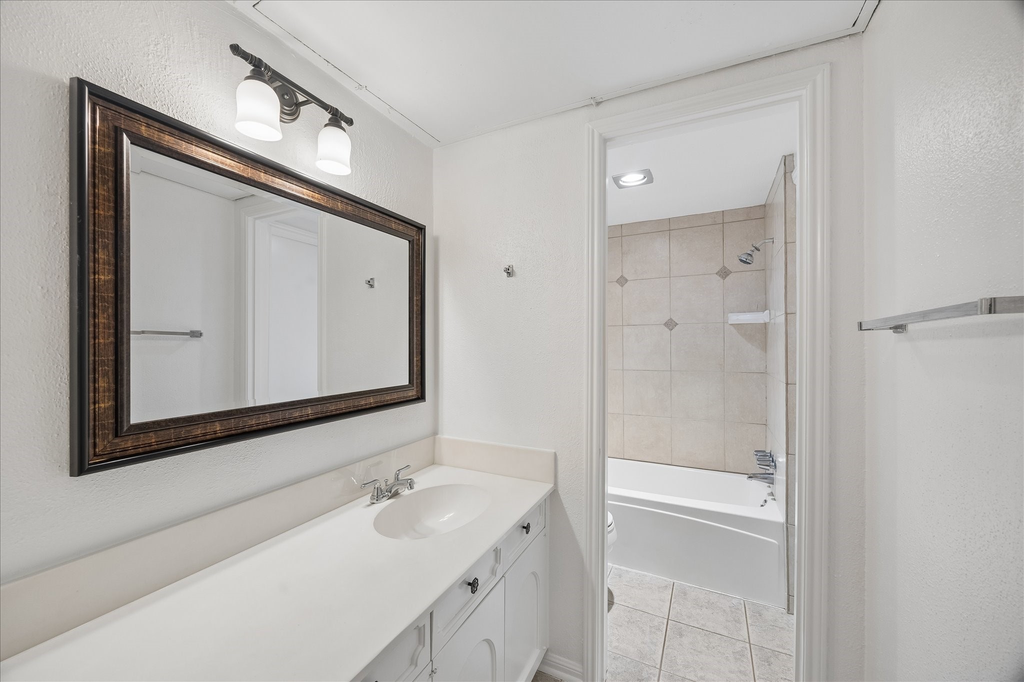 2100 Tanglewilde Street, Unit 286 Houston, TX 77063 - Photo 10 of 22 Updated Bath