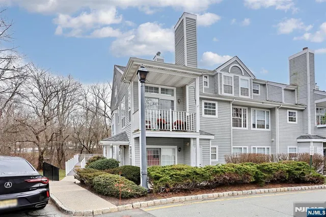 $2,999 | 1141 Hyde Park Court, Unit 1141, Mahwah, NJ 07430