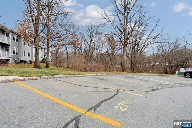 $2,999 | 1141 Hyde Park Court, Unit 1141, Mahwah, NJ 07430