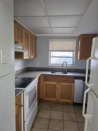 $2,250 | 7570 Southwest 82nd Street, Unit F110, Miami, FL 33143