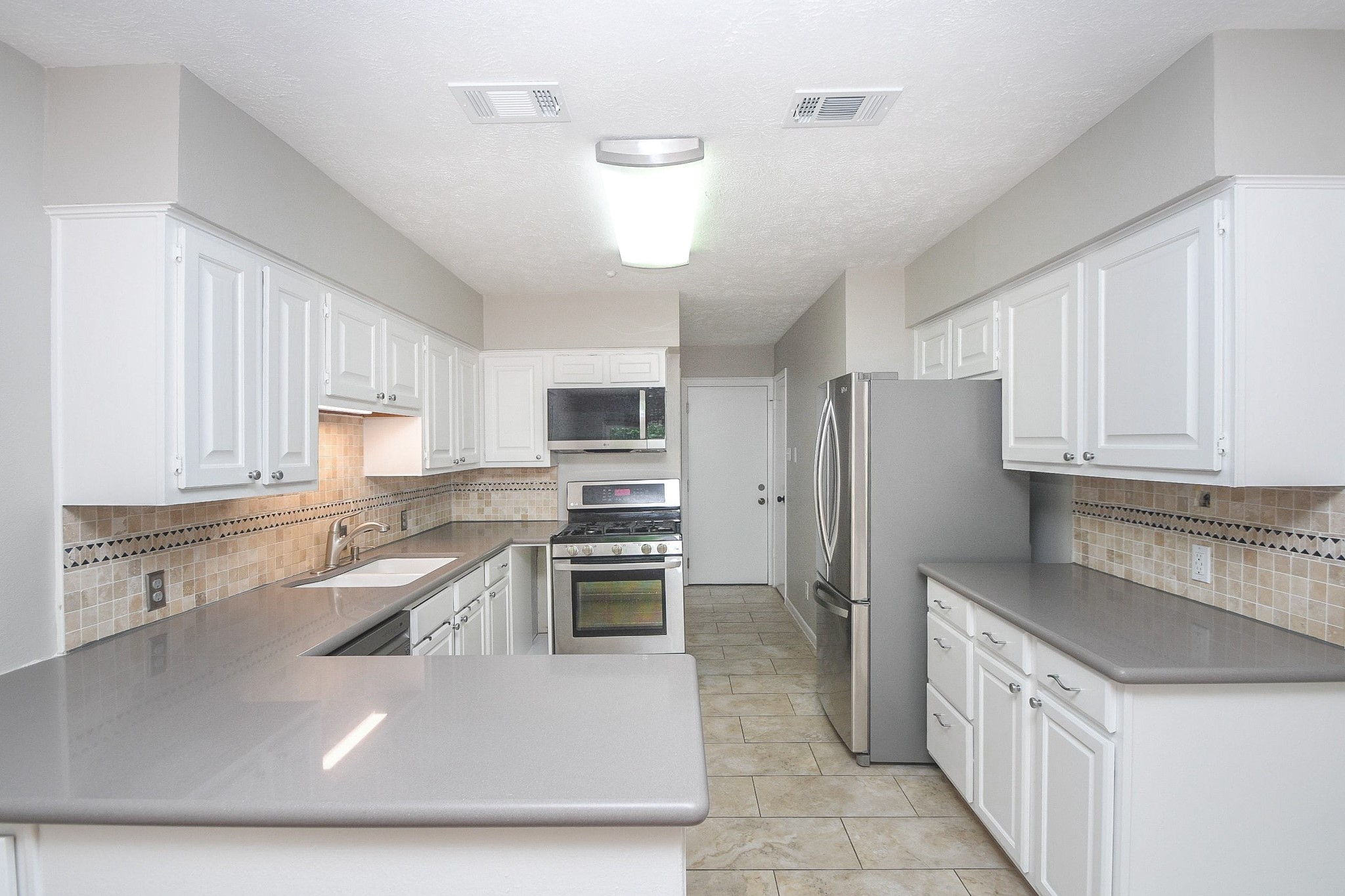 239 Malone Street, Unit B Houston, TX 77007 - Photo 10 of 35 Updated kitchen is light and bright