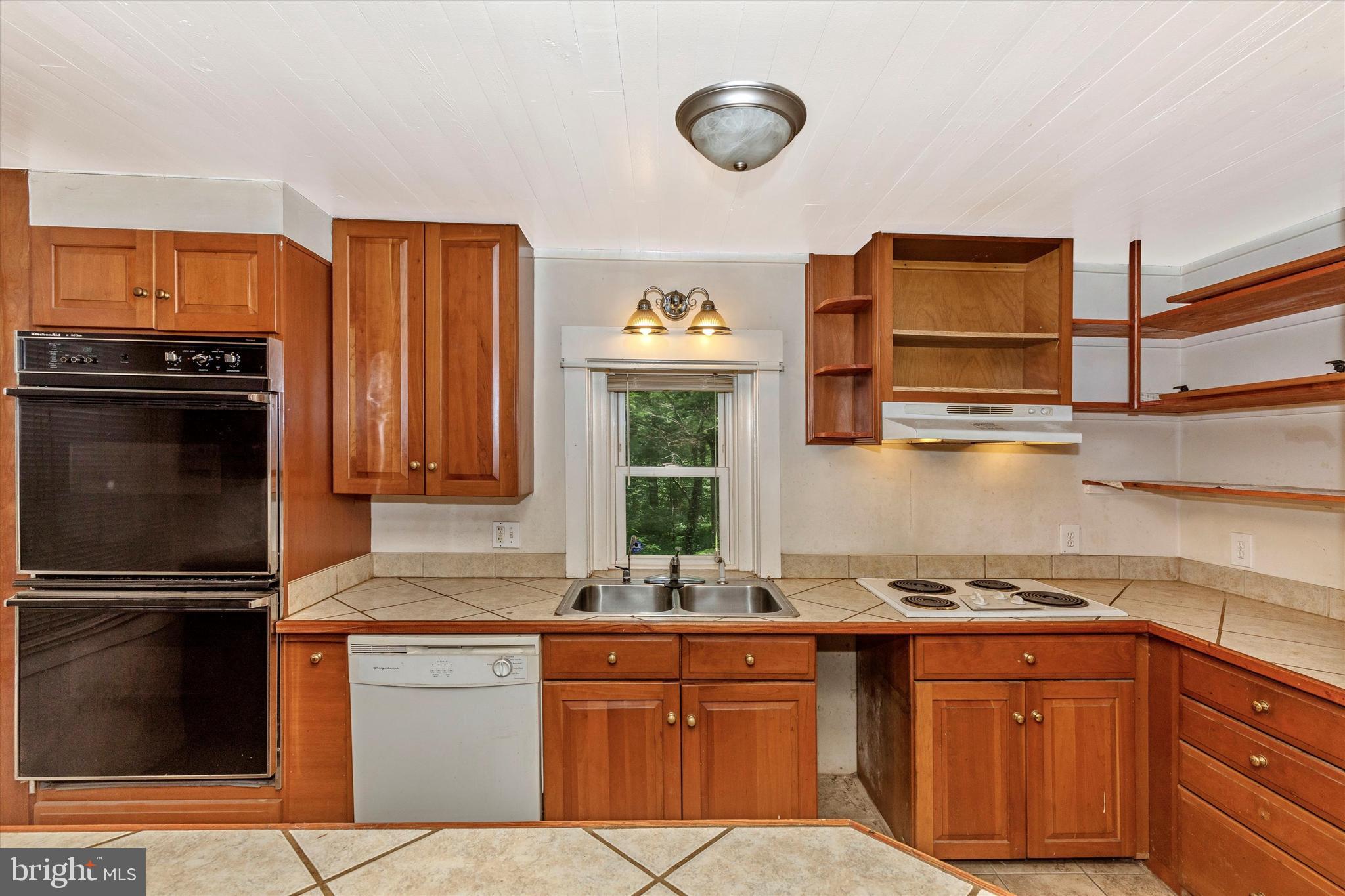 6300 Old Bohn Road Mount Airy, MD 21771 - Photo 20 of 45 a kitchen with stainless steel appliances granite countertop a refrigerator and a sink