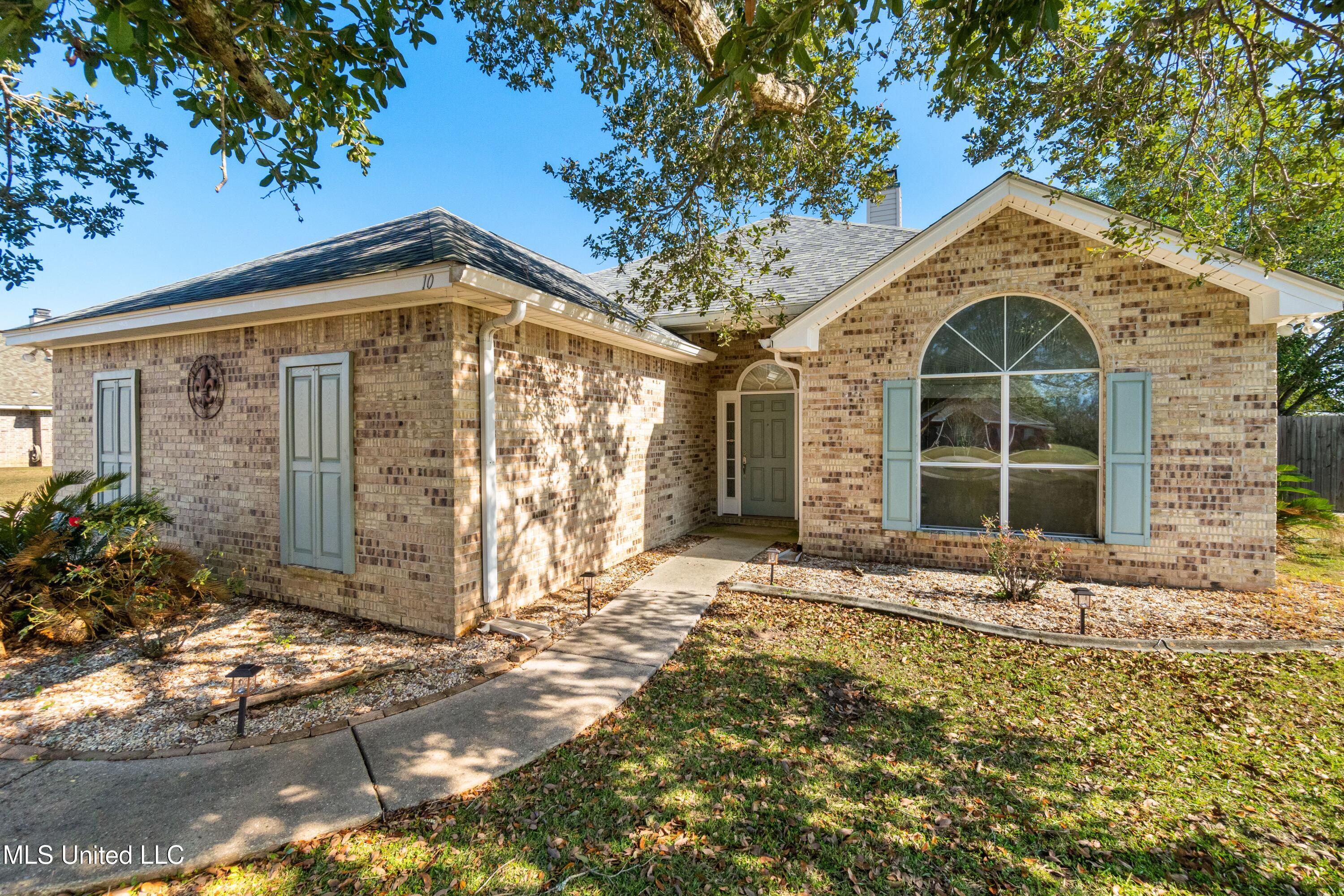 10 Apache Drive Picayune, MS 39466 - Photo 1 of 33 Front of Home
