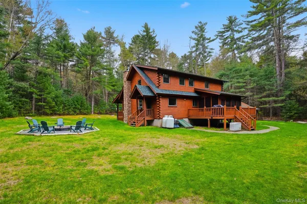 a view of a house with backyard and garden