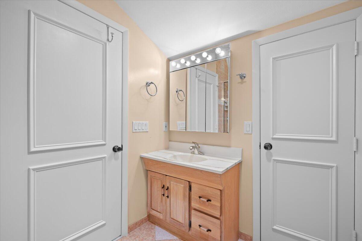 352 River Edge Road Jupiter, FL 33477 - Photo 29 of 56 2nd Floor Bath