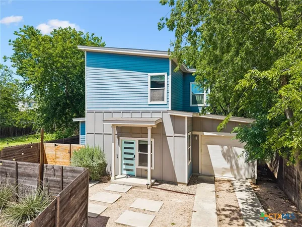a view of a house with backyard