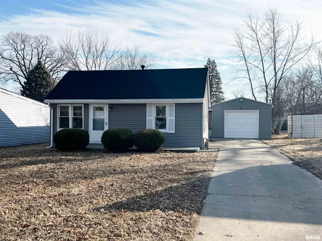 $1,199 | 2022 West Richwoods Boulevard, Peoria, IL 61604