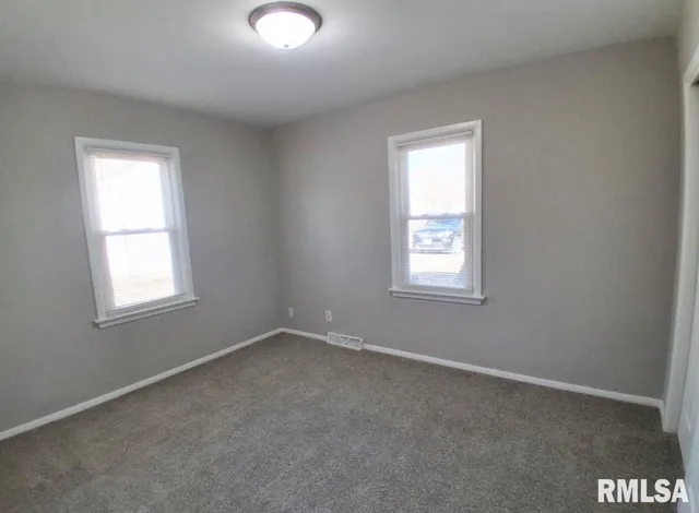 $1,199 | 2022 West Richwoods Boulevard, Peoria, IL 61604