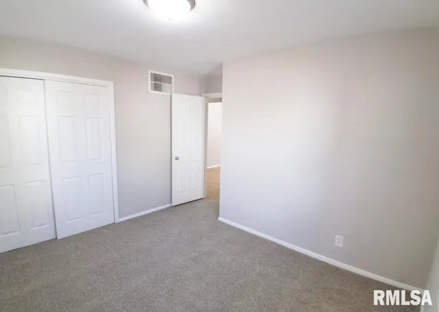 $1,199 | 2022 West Richwoods Boulevard, Peoria, IL 61604