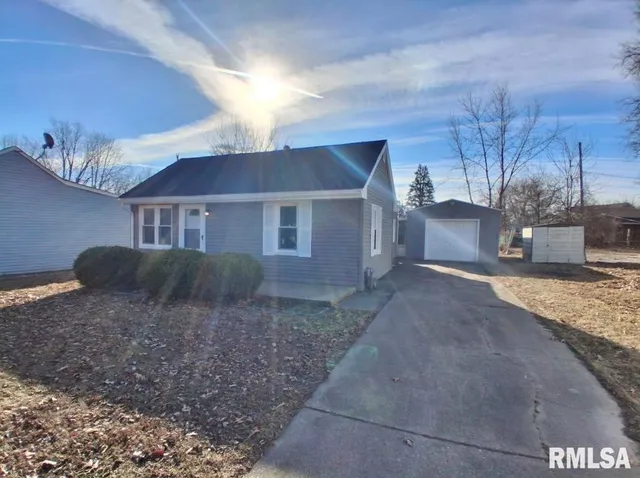 $1,199 | 2022 West Richwoods Boulevard, Peoria, IL 61604
