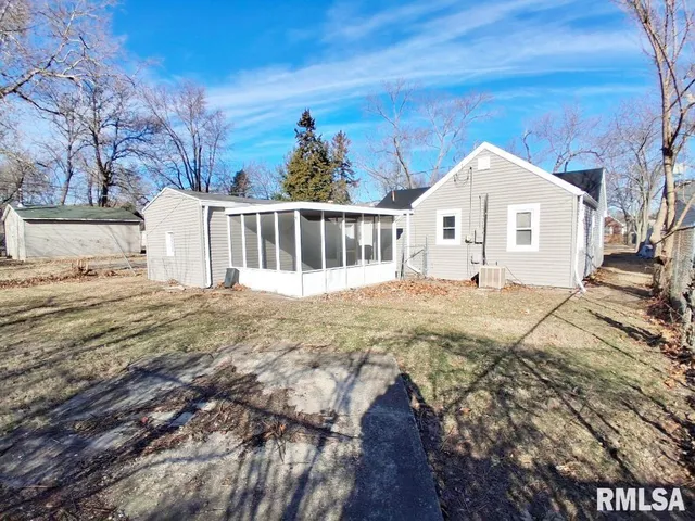 $1,199 | 2022 West Richwoods Boulevard, Peoria, IL 61604