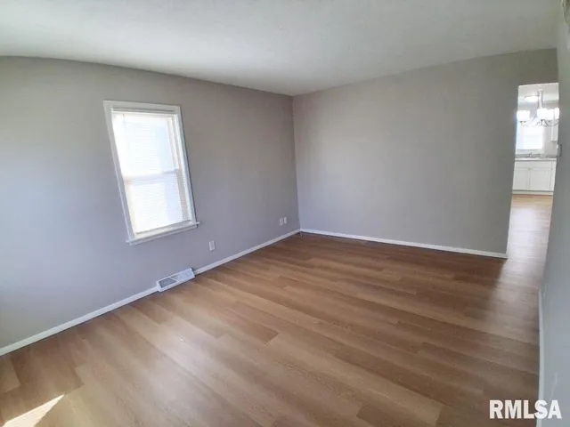 $1,199 | 2022 West Richwoods Boulevard, Peoria, IL 61604