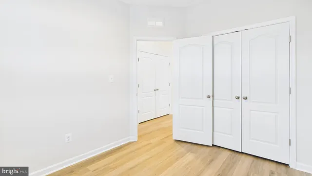 a black and white photo of a living room