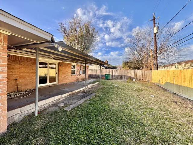 a view of back yard of the house