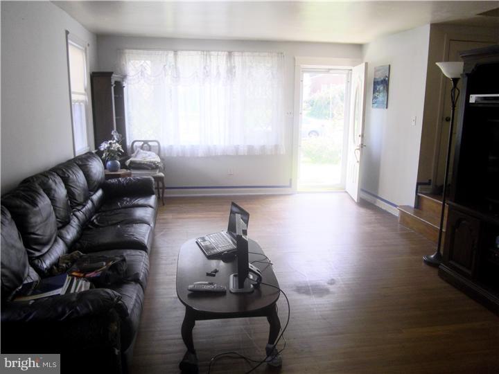 156 Schuyler Road Springfield, PA 19064 - Photo 5 of 14 Living Room