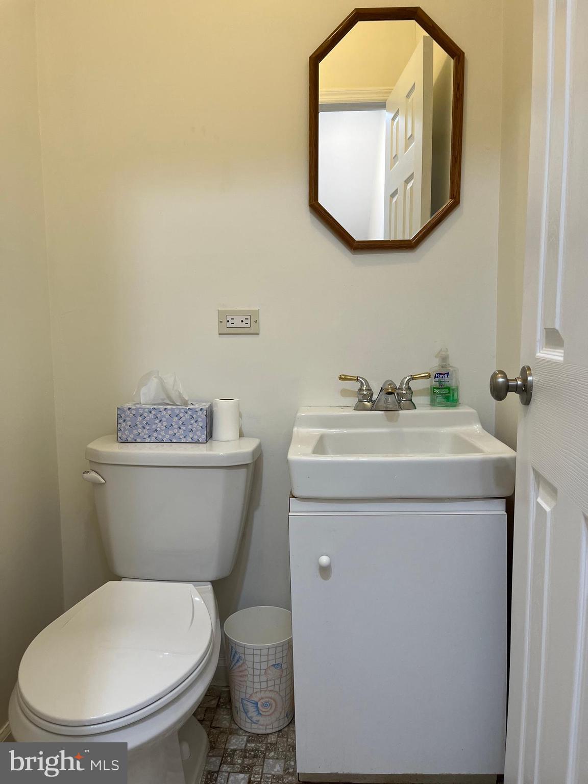 3584 Dows Road Philadelphia, PA 19154 - Photo 9 of 49 Main Level Powder Room