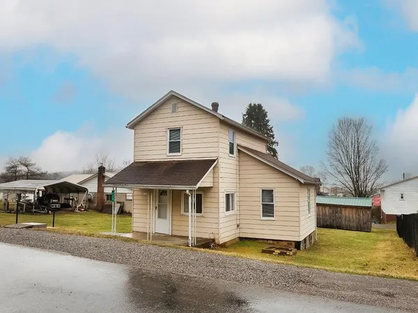 a view of a house with a yard