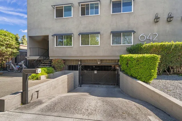 a view of outdoor kitchen outdoor kitchen