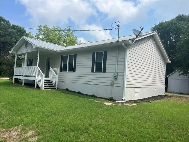 a view of a house with backyard