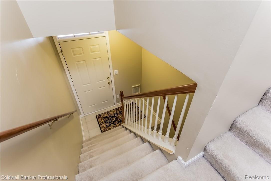 16894 Farmington Road, Unit 41 Livonia, MI 48154 - Photo 3 of 32 Foyer