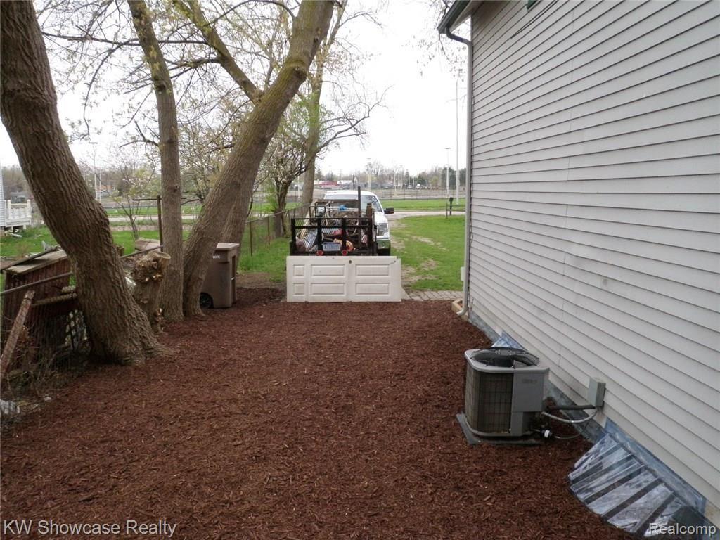 63 West Kennett Road Pontiac, MI 48340 - Photo 23 of 24 020.JPG