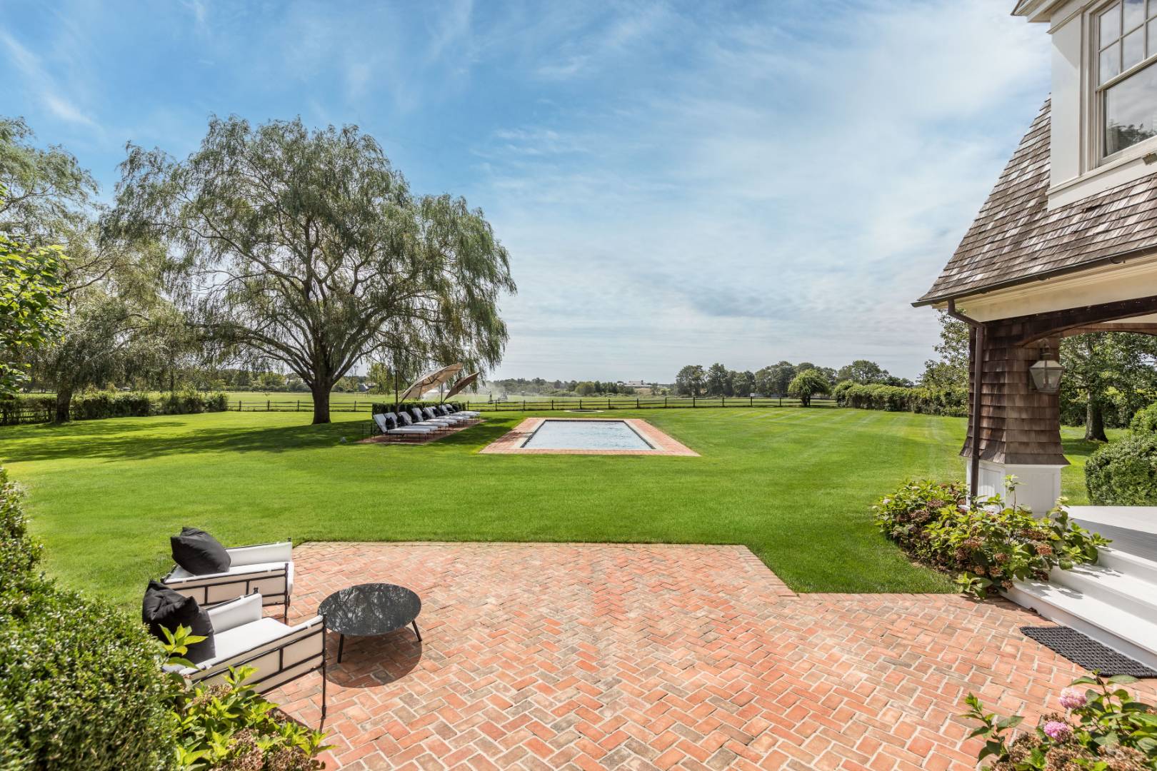 10 Dannielles Way Bridgehampton, NY 11976 - Photo 4 of 27 a view of a garden with an outdoor space