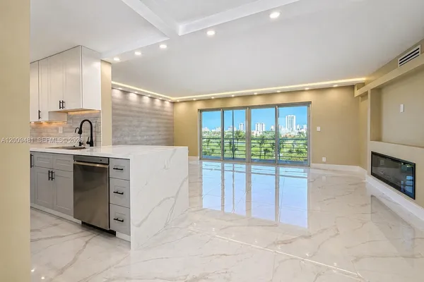 $3,000 | 1000 Northeast 14th Avenue, Unit 712, Hallandale Beach, FL 33009