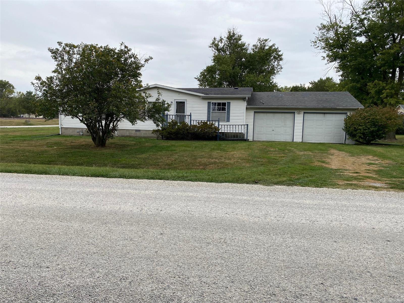 417 East Allen Avenue Witt, IL 62094 - Photo 1 of 11