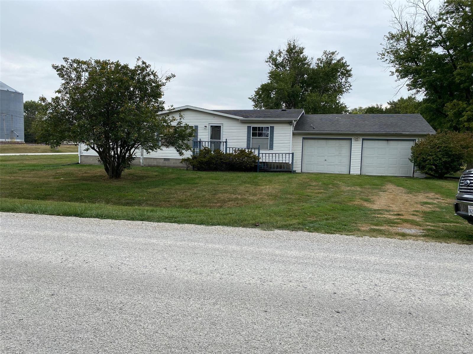 417 East Allen Avenue Witt, IL 62094 - Photo 2 of 11