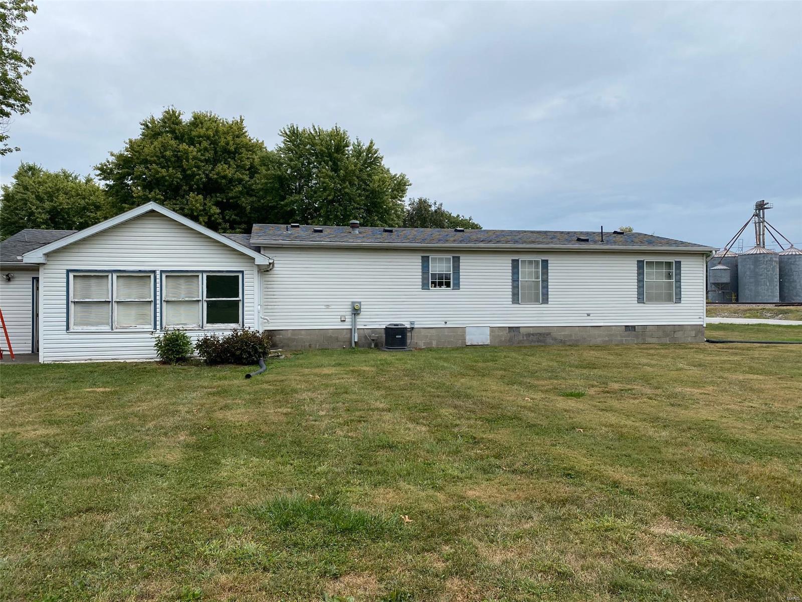 417 East Allen Avenue Witt, IL 62094 - Photo 3 of 11