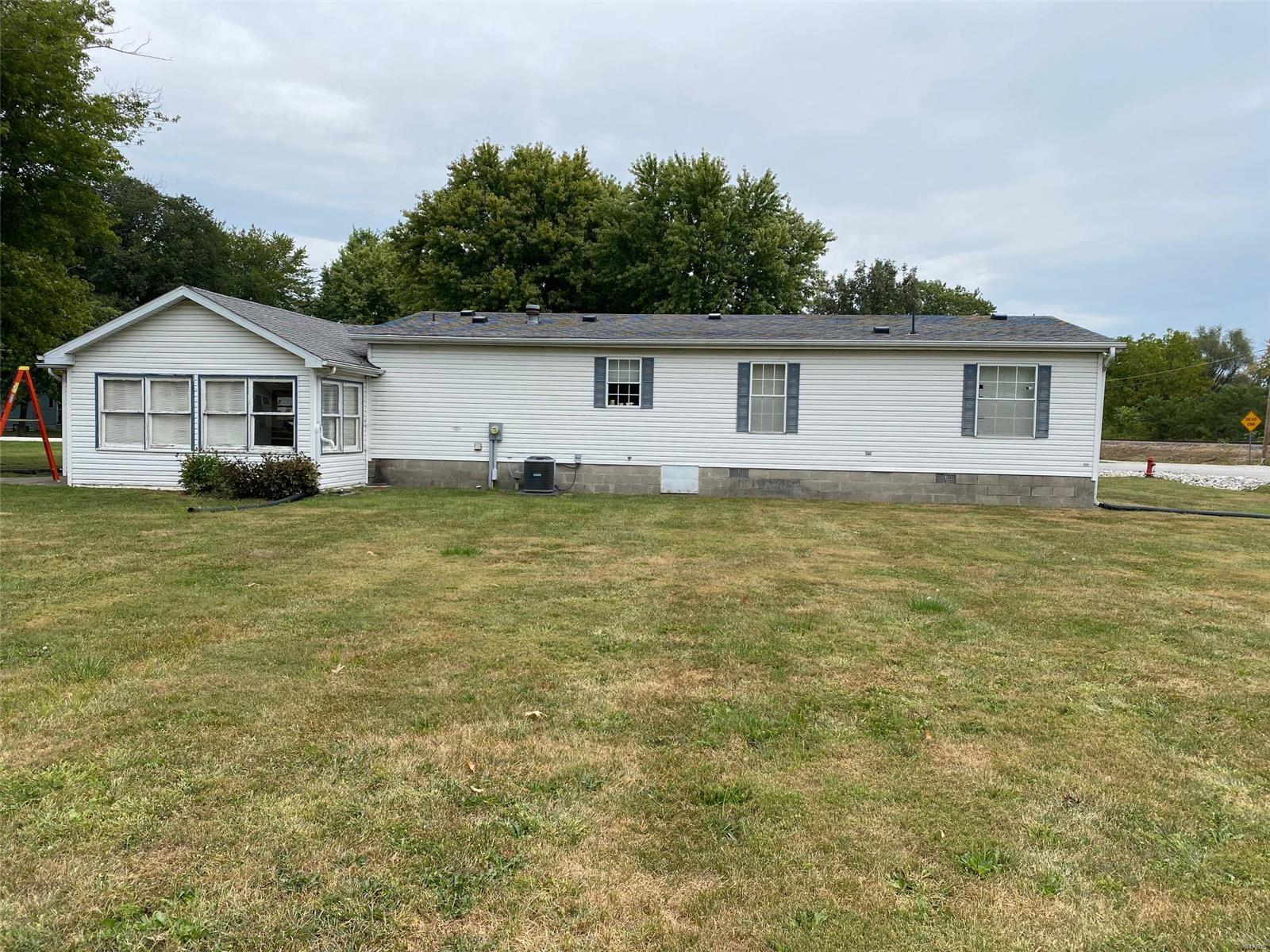 417 East Allen Avenue Witt, IL 62094 - Photo 4 of 11